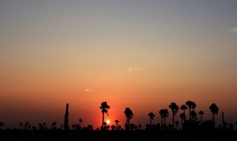 Suasana matahari tenggelam (sunset) di areal Tanjung Lesung Banten, Jumat (22/9). 