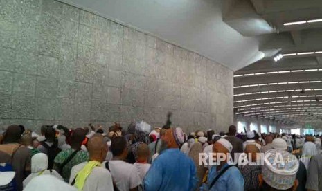 Suasana melontar jumrah Aqabah di Mina.