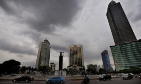 Suasana mendung di sekitar Bundaran Hotel Indonesia, Jakarta Pusat