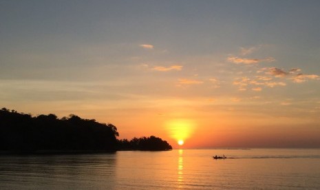 Suasana menjelang Maghrib di pantai dekat pos perbatasan Indonesia-Timor Leste.