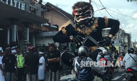 Suasana menjelang pawai ogoh-ogoh menyambut Nyepi di Bali. Ini adalah hari terakhir masyarakat Bali beraktivitas di siang hari sebelum melakukan Catur Brata Penyepian.