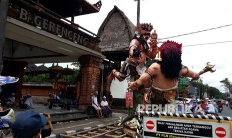 Suasana menjelang pawai ogoh-ogoh menyambut Nyepi di Bali. Ini adalah hari terakhir masyarakat Bali beraktivitas di siang hari sebelum melakukan Catur Brata Penyepian.