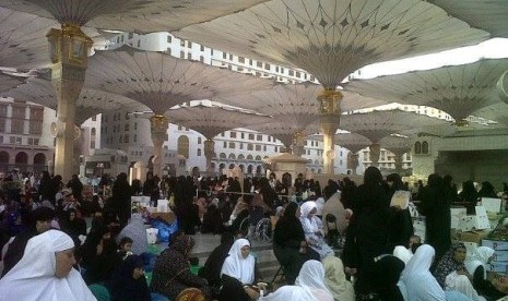 Suasana menjelang waktu Maghrib saat Ramadhan di Masjid Nabawi Madinah.