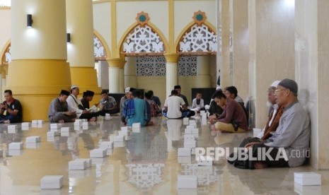 Pemprov NTB untuk sementara menutup sejumlah kegiatan di Masjid Hubbul Wathan Islamic Centre, Mataram guna mencegak penyebaran Covid-19.  Tampak suasana menunggu waktu buka puasa di Masjid Hubbul Wathan di Kompleks Islamic Center Nusa Tenggara Barat (NTB), Kota Mataram, Sabtu (19/5) tahun lalu. Setiap hari tersedia ratusan takjil dan paket makanan di Masjid ini.