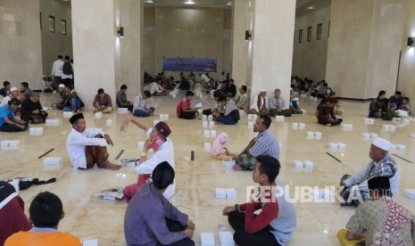 Suasana menunggu waktu buka puasa di Masjid Hubbul Wathan di Kompleks Islamic Center Nusa Tenggara Barat (NTB), Kota Mataram, Sabtu (19/5). Setiap hari tersedia ratusan takjil dan paket makanan di Masjid Hubbul Wathan. 