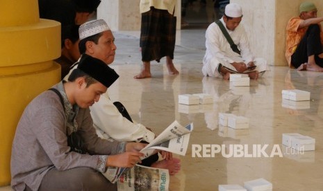 Suasana menunggu waktu buka puasa di Masjid Hubbul Wathan di Kompleks Islamic Center Nusa Tenggara Barat (NTB), Kota Mataram, Sabtu (19/5). Setiap hari tersedia ratusan takjil dan paket makanan di Masjid Hubbul Wathan. 