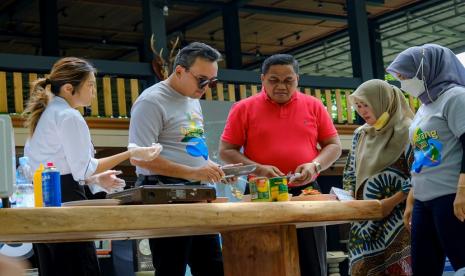  Suasana meriah dan heboh tampak terlihat pada kegiatan Festival Bekarang yang dilaksanakan di Danau Kampung Selarai Indah Sekayu, Selasa (30/11). Plt Bupati Muba Beni Hernedi sebagai penggagas event Bekarang ini, bersama Ketua dan Wakil Ketua DPRD Muba beserta jajaran Forkopimda turut andil bersama warga setempat mengambil ikan secara beramai-ramai dengan senjata alat Tangkul atau Anco.