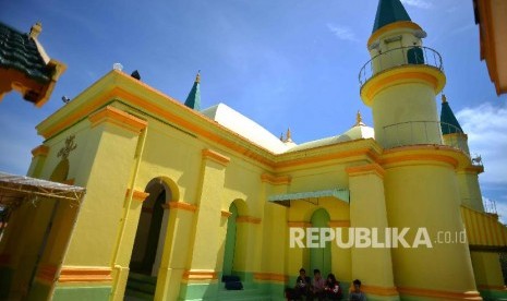 Sholat di Masjid tidak Perlu Jaga Jarak Saat PPKM Level I. Suasana Masjid Sultan Riau, Pulau Penyengat, Kepri.