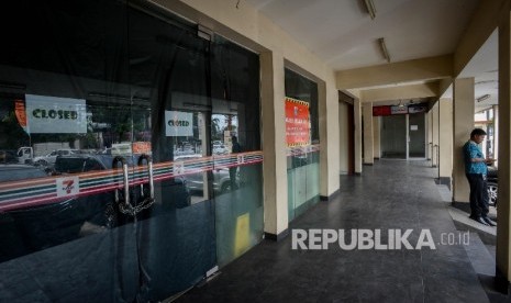 Ilustrasi minimarket. Empat toko modern atau minimarket di Kota Bandung disegel akibat melanggar peraturan Wali (perwal) Kota Bandung tentang Pembatasan Sosial Berskala Besar (PSBB) proposional, Kamis (17/12) malam. Toko-toko tersebut beroperasi melebihi waktu yang telah ditentukan.