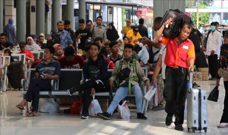 MUI Jawa Barat Minta Warga Patuh Larangan Mudik. Suasana mudik Lebaran di Stasiun Senen Jakarta.