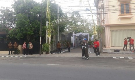 Suasana mulut gang kediaman Joko Widodo jelang prosesi siraman Kahiyang Ayu, Selasa (7/11).