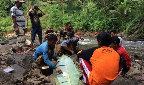 Karena wabah Covid-19, tradisi munggahan tahun ini diimbau untuk tidak dilakukan. Foto suasana munggahan atau syukuran menyambut bulan Ramadhan dengan ngaliwet atau makan bersama di pinggir Sungai Cikalang, Kampung Awiluar, Kelurahan Singkup, Kecamatan Purbaratu, Kota Tasikmalaya (ilustrasi)