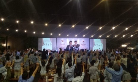 Suasana nobar debat capres cawapres, Gerakan Milenial Indonesia (GMI) se-Jabodetabek dan Banten di Hallf Patiunus, Kebayoran Baru, Jakarta Selatan, Kamis (17/1).