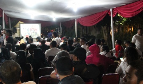 Suasana nobar debat Capres di Rumah Bersama Pelayan Rakyat, Kebayoran Baru, Jakarta Selatan, Sabtu (30/3) malam WIB.