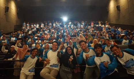 Suasana nobar film 212 para peberima beasiswa Amanah Takaful.