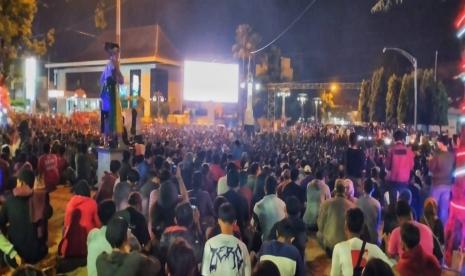 Suasana nobar Timnas Indonesia vs Thailand di Depan Balai Kota Solo, Selasa (16/5)