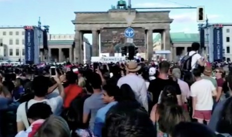 suasana nonton bareng final Piala Dunia 2018 di area sekitar Gerbang Brandenburg, Berlin, Jerman. 