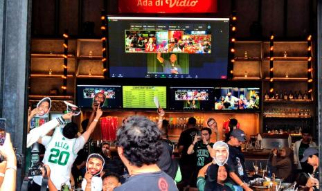 Suasana nonton bareng game keempat final NBA di Jakarta yang digelar NBA Indonesia dan Vidio, Sabtu (15/6/2024).