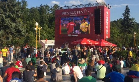 Suasana nonton bareng pertandingan di Fan Fest. 