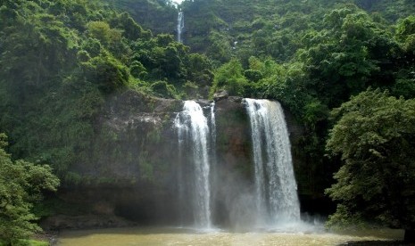 (Ilustrasi) Suasana objek wisata Curug (air terjun) Sodong di Desa Ciwaru, Kecamatan Ciemas, Sukabumi, Jawa Barat, Minggu (23/4)