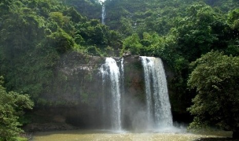 Suasana objek wisata Curug (air terjun) Sodong di Desa Ciwaru, Kecamatan Ciemas, Sukabumi, Jawa Barat, Minggu (23/4). Curug Sodong merupakan salah satu destinasi wisata alam yang terletak di dalam kawasan Geopark Ciletuh-Palabuhanratu. 