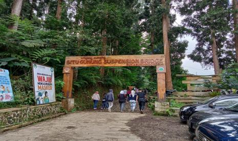 Suasana obyek wisata jembatan gantung Situgunung, Kecamatan Kadudampit, Kabupaten Sukabumi (ilustrasi)