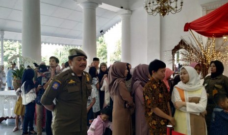 Suasana Open House di Gedung Pakuan, Kota Bandung Rabu (5/6). Gubernur Jawa Barat Ridwan Kamil dan Wakil Gubernur Jawa Barat Uu Ruzhanul menyambut ratusan masyarakat yang ingin bersilahturahmi. 