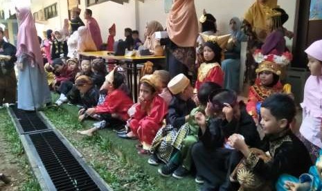 Suasana Opening Ceremony Bulan Bahasa SDIT Nurul Fikri. Siswa-siswi mengenakan pakaian adat masing-masing daerah asal mereka. Acara berlangsung di SDIT Nurul Fikri, Depok, Jawa Barat, Selasa (9/10).