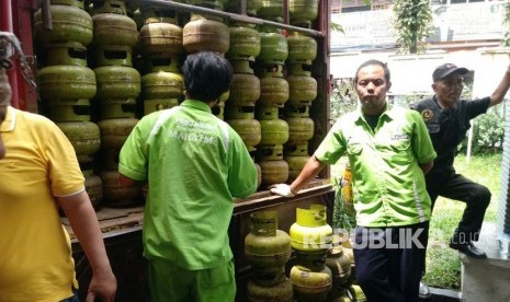 Suasana operasi pasar untuk antisipasi kelangkaan elpiji melon di Kelurahan Kebon Kalapa, Bogor Tengah, Selasa (5/12). Operasi pasar yang menyediakan 560 tabung gas ini dihadiri Wali Kota Bogor, Bima Arya, dan Kepala Dinas Perindustrian dan Perdagangan Kota Bogor, Achsin Prasetyo.