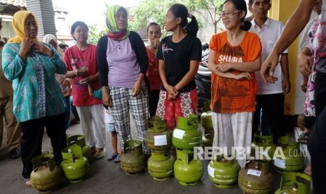 Suasana operasi pasar untuk antisipasi kelangkaan elpiji melon (ilustrasi) 