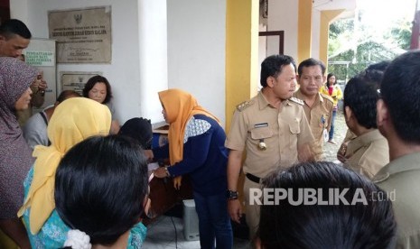 Suasana operasi pasar untuk antisipasi kelangkaan elpiji melon di Kelurahan Kebon Kalapa, Bogor Tengah, Selasa (5/12). Operasi pasar yang menyediakan 560 tabung gas ini dihadiri Wali Kota Bogor, Bima Arya, dan Kepala Dinas Perindustrian dan Perdagangan Kota Bogor, Achsin Prasetyo.