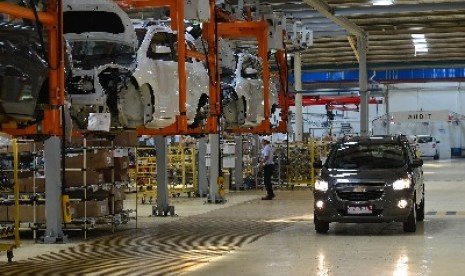 Suasana pabrik perakitan mobil Chevrolet Spin PT General Motors Indonesia (GMI) di Bekasi, Jawa Barat, Rabu (8/5). 