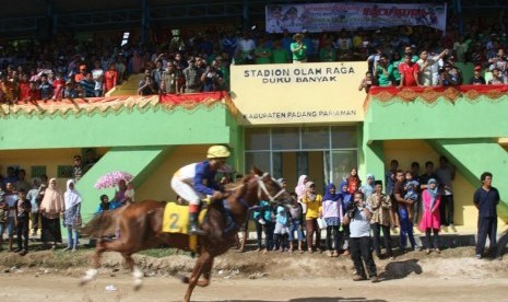 Suasana pacuan kuda di Padang Pariaman, Ahad (18/9).