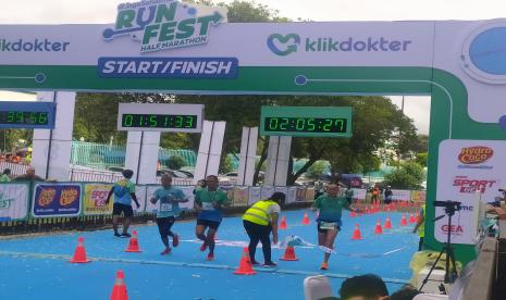 Suasana pada event lari Klikdokter Run Fest Half Marathon di Stadion Mandala Krida, Yogyakarta, Ahad (30/10/2022).