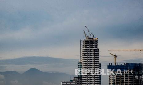 Suasana pada proyek pembangunan gedung bertingkat di Jakarta, Selasa (26/5/2020). Dinas Lingkungan Hidup (DLH) DKI Jakarta menyatakan bahwa kualitas udara di Jakarta pada momen Hari Raya Idulfitri atau lebaran tahun ini menjadi kondisi yang terbaik selama lima tahun terakhir seiring dengan penerapan Pembatasan Sosial Skala Besar (PSBB).