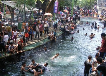 Suasana padusan di Umbul Ingas, Klaten, Jawa Tengah.