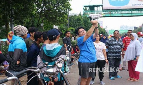 Suasana pagi di kawasan Car Free Day (CFD) Jalan Ahmad Yani Kota Bekasi ramai pengunjung warga Kota Bekasi, Ahad (28/1). 