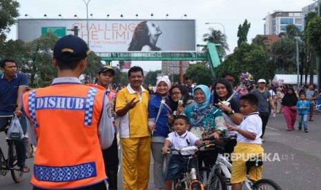 Suasana pagi di kawasan Car Free Day (CFD) Jalan Ahmad Yani Kota Bekasi ramai pengunjung warga Kota Bekasi, Ahad (28/1). 