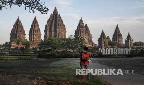 Suasana pagi di kawasan Taman Wisata Candi Prambanan, Sleman, DI Yogyakarta, Selasa (2/6/2020). Pihak Taman Wisata Candi Prambanan berencana melakukan percobaan pembukaan tempat wisata Candi Prambanan dengan standar protokol kesehatan yang ketat selama pandemi COVID-19. 