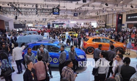 Suasana Pameran Gaikindo Indonesia International Autoshow 2016 di Tangerang, Banten, Kamis (11/8).   (Republika/ Yogi Ardhi)