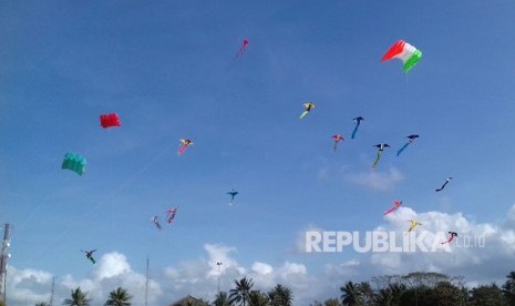 Suasana Pangandaran International Kite Festival (PIKF) 2018 di Lapang Katapang Doyong, Kabupaten Pangandaran. Kegiatan yang diselenggarakan pada Sabtu hingga Ahad, (15/7) itu diharapkan meningkatkan wisatawan.