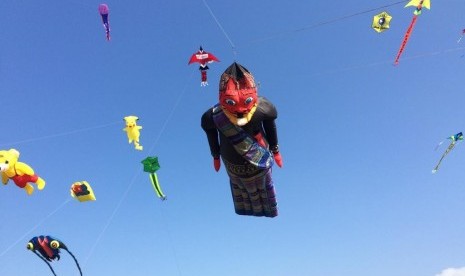 Suasana Pangandaran International Kite Festival (PIKF) di Lapang Katapang Doyong, Kabupaten Pangandaran, Jawa Barat, Sabtu (13/7).