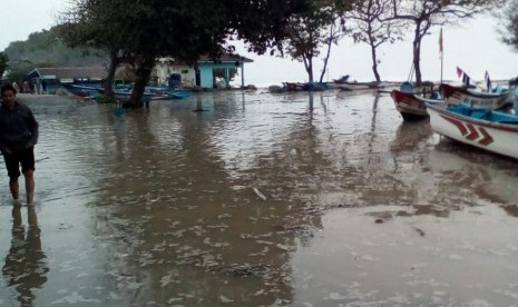 Suasana Pantai Drini di Kabupaten Gunungkidul, DIY, beberapa saat usai terhantam gelombang, Rabu (25/7).  Gelombang tinggi yang terjadi mengakibatkan kerusakan sejumlah fasilitas wisata di bibir pantai. 