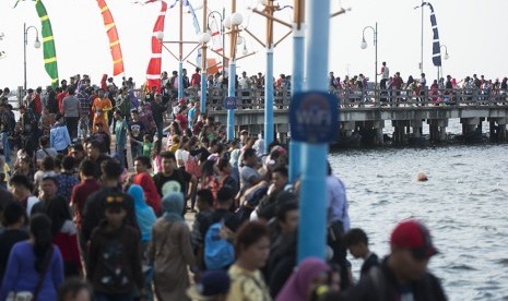 Suasana Pantai Festival Ancol, Jakarta, pada hari kedua Lebaran, Kamis (7/7).    (Antara/Rosa Panggabean)