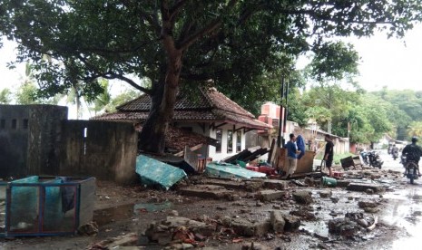 Suasana Pantai Karang Bolong, Anyer, Banten, Ahad (23/12).