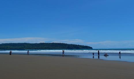 (ILUSTRASI) Suasana Pantai Pangandaran di Kabupaten Pangandaran, Jawa Barat.