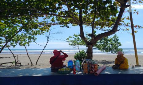 Sejumlah pedagang melihat kondisi laut Pantai Pangandaran.  Gempa bumi berkekuatan magnitudo (M) 4,9 mengguncang wilayah Kabupaten Pangandaran, Selasa (3/1/2023) pagi. Berdasarkan pengamatan petugas di lapangan, tidak ada kepanikan berlebihan di kawasan objek wisata Pantai Pangandaran pascagempa tersebut.