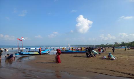 Suasana Pantai Pangandaran, Kabupaten Pangandaran. Pantai Pangandaran menjadi salah satu destinasi favorit wisatawan.