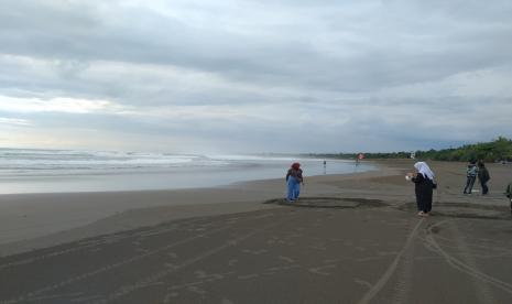 Suasana Pantai Pangandaran, Rabu (24/11). Kunjungan wisatawan ke Kabupaten Pangandaran pada awal 2022 mengalami penurunan dibandingkan momen yang sama pada tahun sebelumnya.