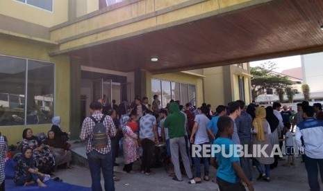 Suasana  para pengungsi para pencari suaka di depan gedung eks Kodim Kalideres, Selasa (16/7/2019).